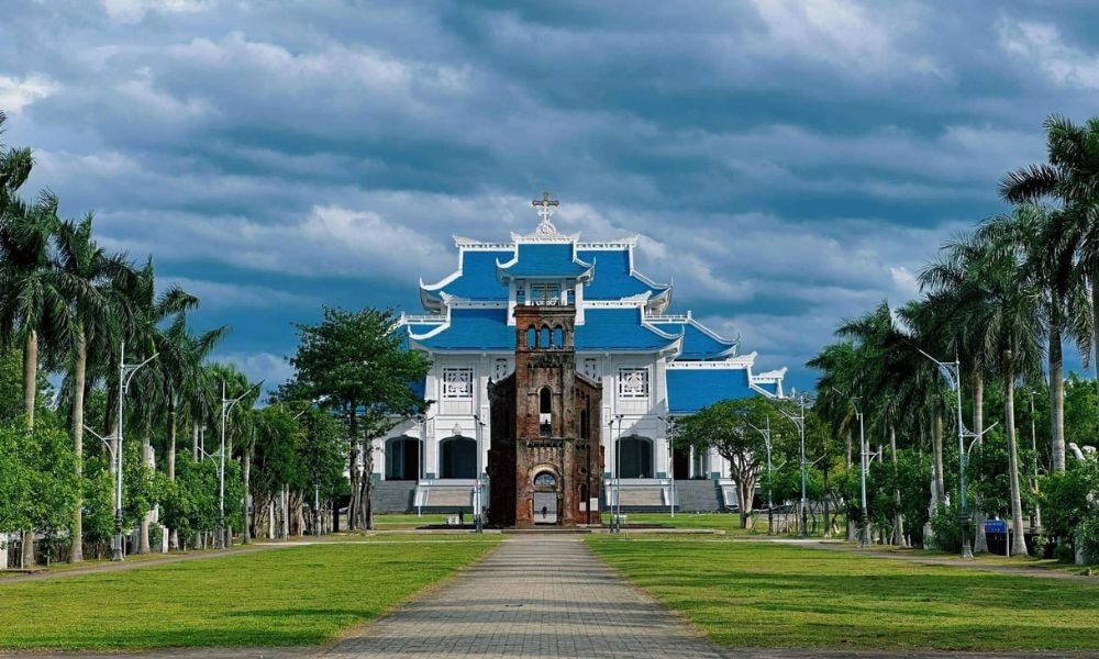 Khám phá Thánh địa Đức Mẹ La Vang nổi tiếng cả nước - Lalago