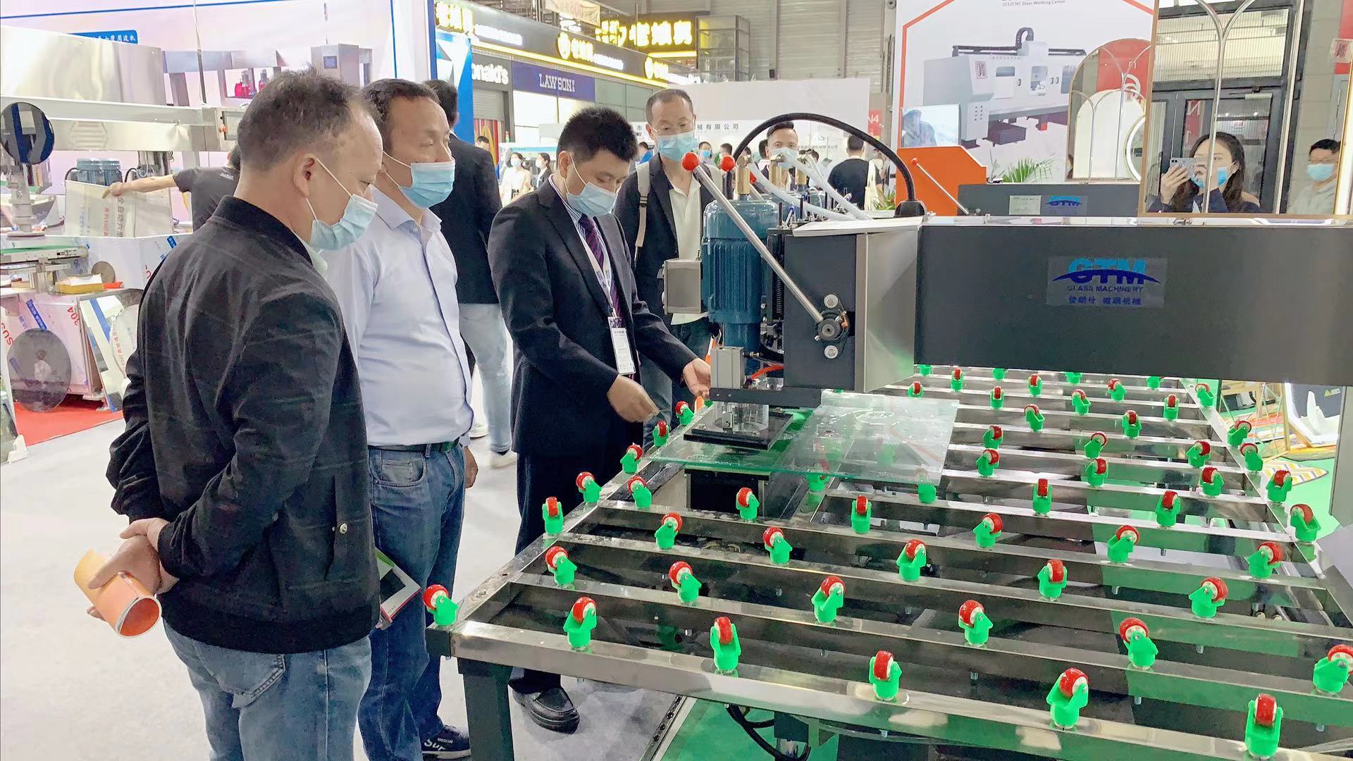 Tham quan các gian hàng tại Chinaglass